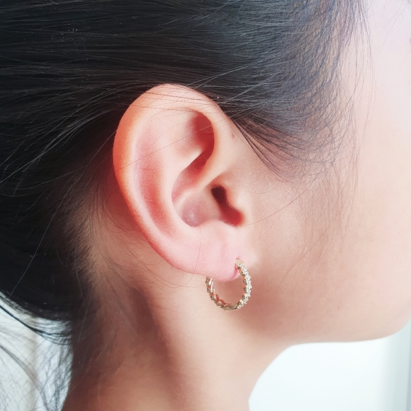 18ct Gold Plated Twisted Huggie Hoop Earrings - Picture 3 of 5